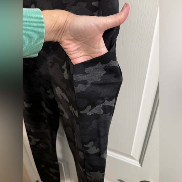 Cabi Womens ATC Leggings Side Pocket 7/8 Green Camo XL - Picture 6 of 9